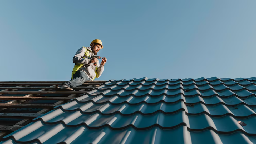 Sydney Local Roofers roofer working on a tile roof